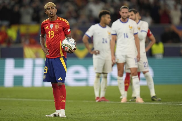 Lamine Yamal, a punto de lanzar el penalti del 3-0.