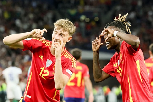 Nico Williams y Dean Huijsen  celebran el gol del primero en la semfinal de la Champions ante Francia en Stuttgart