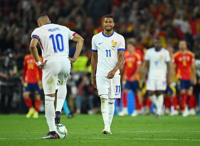 Inefficaces dans les deux surfaces, Kylian Mbappé (de dos), Michael Olise et les Bleus ont pris le bouillon face à l’Espagne jeudi, à Stuttgart.