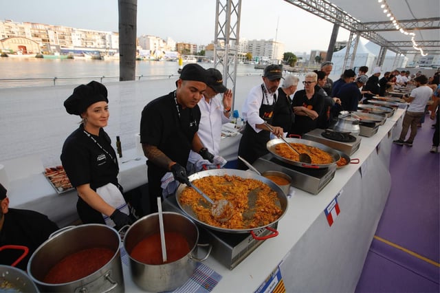 Algunos de los participantes en el concurso, preparando el plato