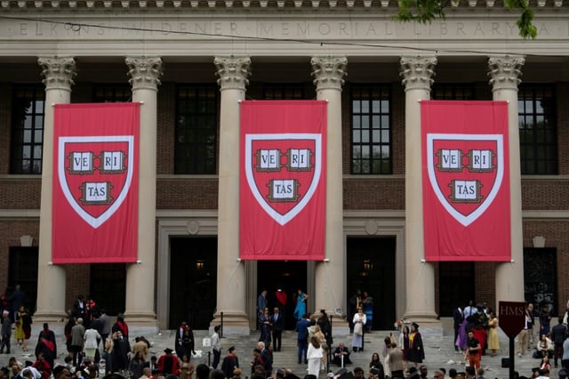 Die US-Eliteuniversität Harvard klagt gegen die von Präsident Trump angekündigten Einreiseverbote für neue ausländische Studenten. Harvard wirft der Trump-Regierung eine "konzertierte und eskalierende Vergeltungskampagne" vor.