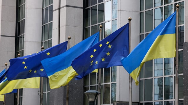 Flaggen der Europäischen Union und der Ukraine