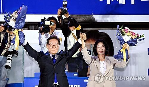 Lee Jae-myung (L), then candidate of the liberal Democratic Party, and his wife, Kim Hye-kyung, attend an event to greet supporters in Seoul on June 4, 2025, after he was certain to win the presidential election triggered by the ouster of former President Yoon Suk Yeol over his botched imposition of martial law. (Pool photo) (Yonhap)