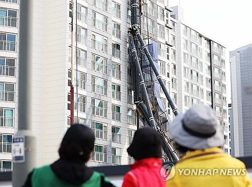 This photo shows a collapsed drilling rig leaning on a nearby apartment building at the site of a railway construction project in Yongin, Gyeonggi Province, on June 6, 2025. (Yonhap)