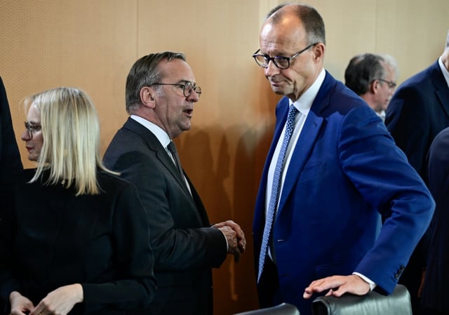 Die aktuelle Regierungskoalition aus Union und SPD kommt auch im neuen "Politbarometer" nicht auf eine Mehrheit.