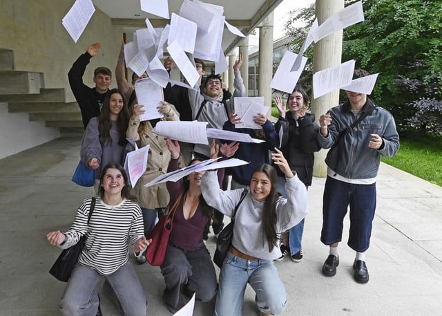 Estudiantes tirando los apuntes y abrazándose en la Facultad de Económicas para celebrar el fin de la PAU. |  Pablo H. Gamarra