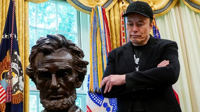 Elon Musk se tient dans le Bureau ovale pour assister à une conférence de presse avec le président américain Donald Trump, à la Maison Blanche à Washington, D.C., États-Unis, le 30 mai 2025.