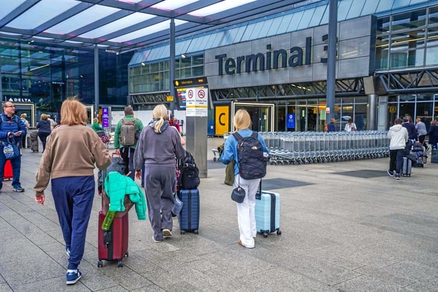 Des passagers à l'aéroport londonien de Heathrow le 22 mars 2025.
