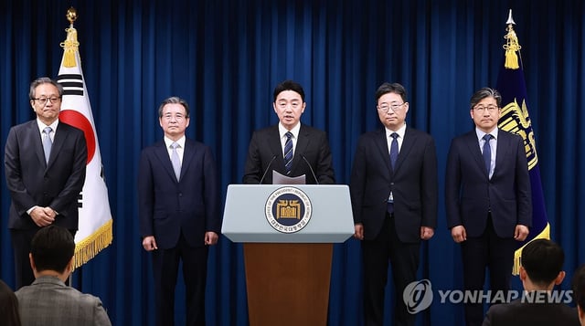 Presidential chief of staff Kang Hoon-sik (C) holds a press briefing at the presidential office in Seoul on June 6, 2025, to introduce newly appointed presidential aides. (Yonhap)