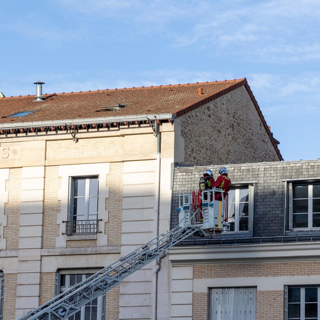 Die Feuerwehr in Nürnberg musste einen Mann retten, der in einem Fenster eingeklemmt war. Er musste für die Rettung seinen Bauch ordentlich einziehen.
