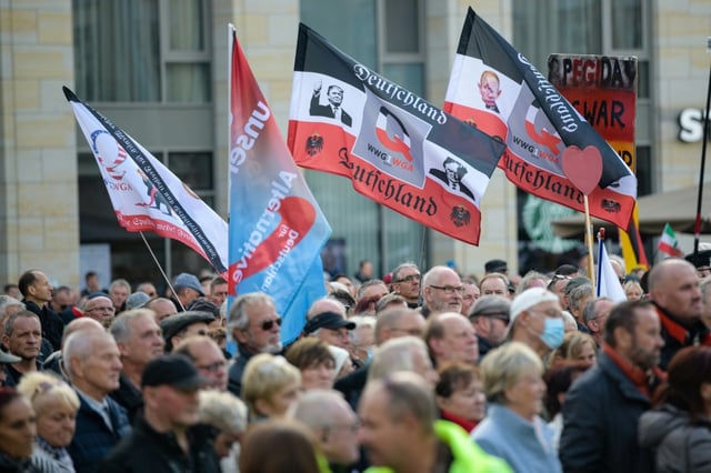 Wegen einer mutmaßlich fremdenfeindlichen Attacke auf einen 16-jährigen Afghanen hat die Staatsanwaltschaft in Dresden drei Teilnehmer einer Demonstration der rechtsextremen Pediga-Gruppierung angeklagt. Er war in eine laufende Versammlung geraten.