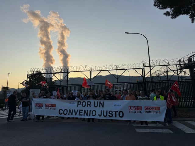 Trabajadores de la central nuclear de Cofrentes, esta mañana.