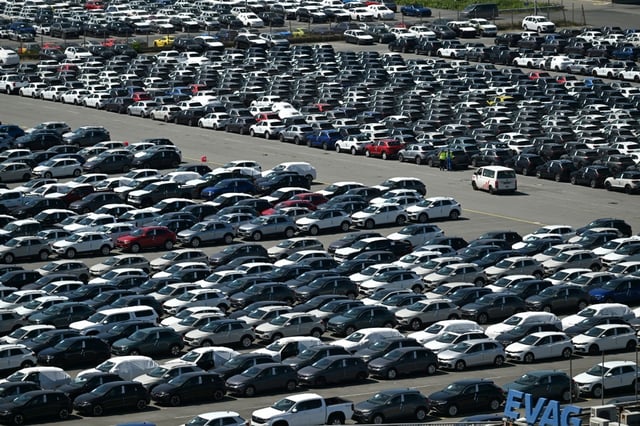 Die deutsche Autoindustrie hat erneut eine Abkehr vom Verbrenner-Aus in der EU gefordert. Die Autobauer verlangen etwa, nach dem Stichtag 2035 weiter neue Plug-in-Hybride zuzulassen, wie aus einem Zehn-Punkte-Plan des Verbands der Automobilindustrie hervorgeht.