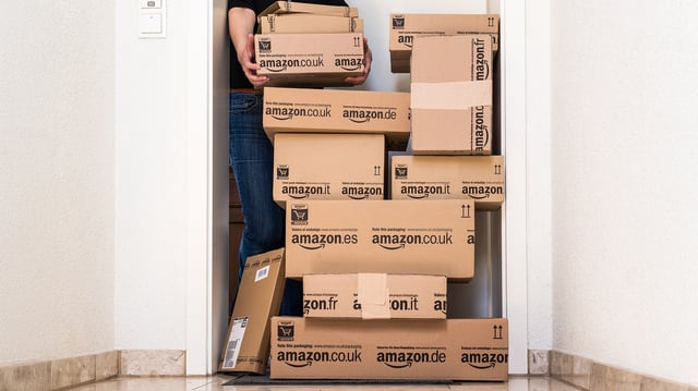 Amazon Pakete vor einer Haustür Symbolbild