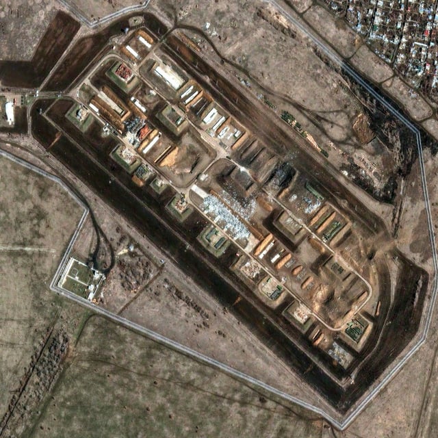 Dieses Satellitenfoto zeigt ein beschädigtes Munitions- und Waffenlager auf dem russischen Luftwaffenstützpunkt in Engels, Region Saratow, am Freitag, 21. März 2025.