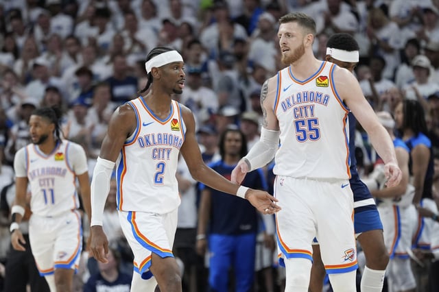 Isaiah Hartenstein (r.) und Shai Gilgeous-Alexander verloren Spiel eins der Final-Serie in der letzten Sekunde.