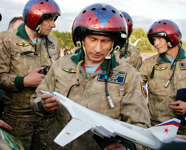 Russian President Vladimir Putin looks at a model of the Tupolev TU-160 bomber, or Blackjack, that was presented to him on his arrival in Olenegorsk, Russia, August 16, 2005. (CREDIT : REUTERS/ITAR-TASS/PRESIDENTIAL PRESS SERVICE)/File Photo