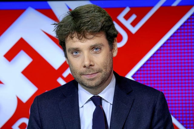 Le journaliste de 30 ans entend conserver en parallèle à son interview sur France Inter ses fonctions sur BFMTV, où il présente quotidiennement l'émission <em>Tout le monde veut savoir</em> de 19 heures à 20 heures.
