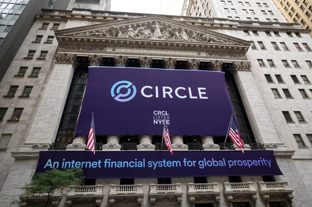 A banner for Circle Internet Group, the issuer of one of the world’s biggest stablecoins, hangs on the front of the New York Stock Exchange (NYSE) to celebrate the company’s IPO in New York City, U.S., June 5, 2025.  REUTERS/Brendan McDermid/File Photo
