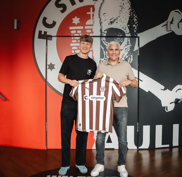 Sportchef Andreas Bornemann (r.) mit St. Paulis neuem Innenverteidiger Jannik Robatsch