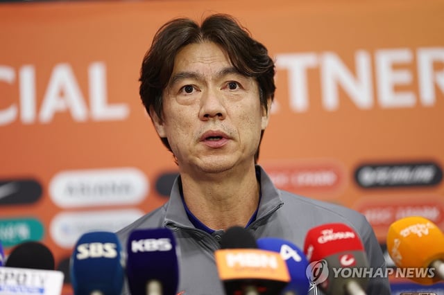 Hong Myung-bo, head coach of the South Korean men's national football team, speaks to reporters at Incheon International Airport, west of Seoul, on June 6, 2025, after returning from Iraq. South Korea defeated Iraq 2-0 the previous night to qualify for the 2026 FIFA World Cup. (Yonhap)