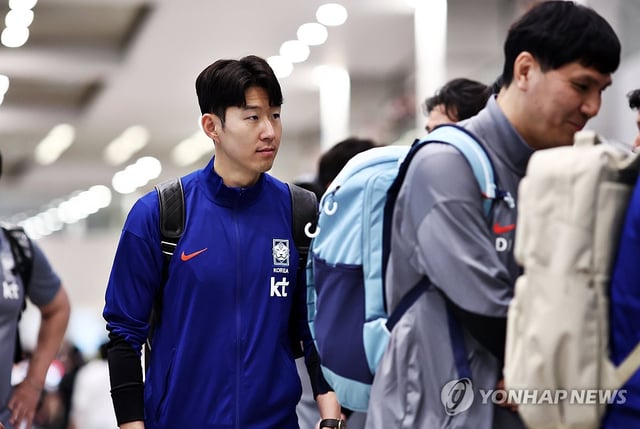 Son Heung-min, captain of the South Korean men's national football team, joins his teammates upon arriving at Incheon International Airport, west of Seoul, on June 6, 2025, after South Korea defeated Iraq 2-0 the previous night to qualify for the 2026 FIFA World Cup. (Yonhap)