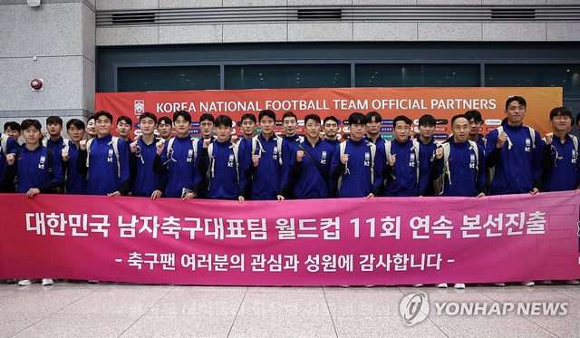 Members of the South Korean men's national football team pose for group photos at Incheon International Airport, west of Seoul, on June 6, 2025, after qualifying for the 2026 FIFA World Cup with a 2-0 win over Iraq the previous night in Basra, Iraq. (Yonhap)