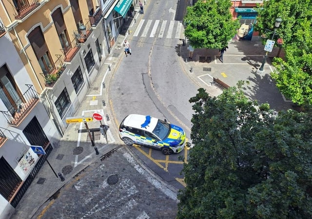 Un coche de la Policía Local de Granada, en la Plaza del Realejo
