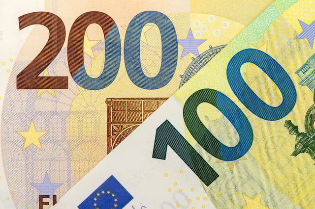 Mehrere Euro Banknoten liegen zusammen