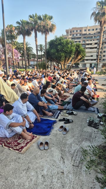 Asistentes al rezo realizado en la plaza de Cartonajes.