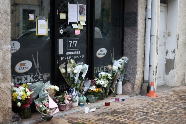Des fleurs et des messages d’hommage devant le salon de coiffure où travaillait Hichem Miraoui, à Puget-sur-Argens (Var), le 4 juin 2025.
