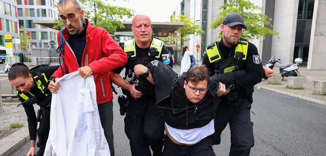Die Polizei führt Mitglieder der „Neuen Generation“ ab
