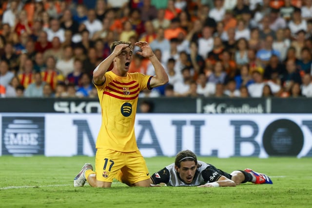 Marc Casadó se lamenta junto a Yarek Gasiorowski durante el Valencia-Barcelona de la primera jornada de la Liga 2024-25.