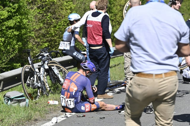 John Degenkolb am Boden nach seinem schweren Sturz
