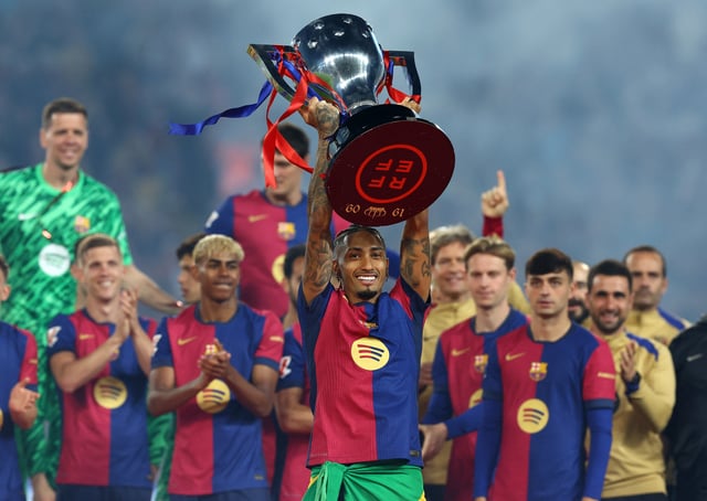 Soccer Football - LaLiga - FC Barcelona v Villarreal - Estadi Olimpic Lluis Companys, Barcelona, Spain - May 18, 2025   FC Barcelona's Raphinha lifts the trophy after winning LaLiga REUTERS/Albert Gea/File Photo