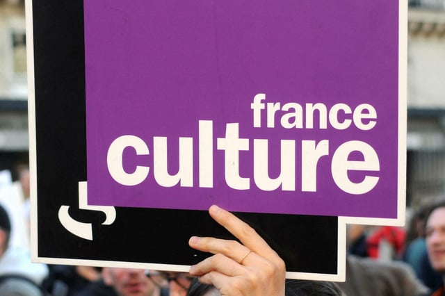 Le collectif de la tribune s'étonne de l'arrêt de l'émission « Signes des temps ».
