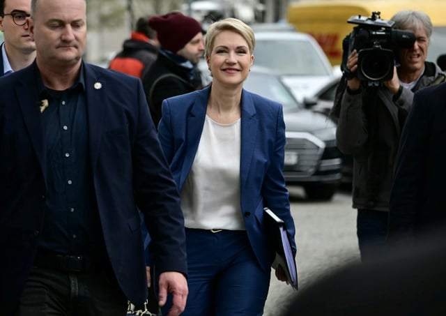 Mecklenburg-Vorpommerns Ministerpräsidentin Manuela Schwesig (SPD) hat den Umgang mit Frauen in der Politik kritisiert. "Frauen werden in unserer Gesellschaft generell kritischer behandelt als Männer".