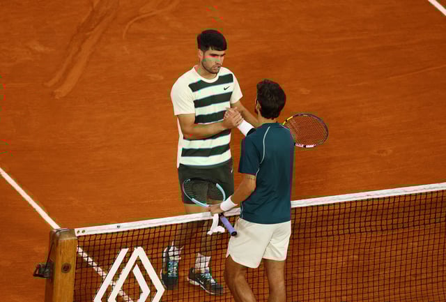 Tennis - French Open - Roland Garros, Paris, France - June 6, 2025 Italy's Lorenzo Musetti shakes hands with Spain's Carlos Alcaraz as he walks off the court after retiring from the semi final match REUTERS/Lisi Niesner