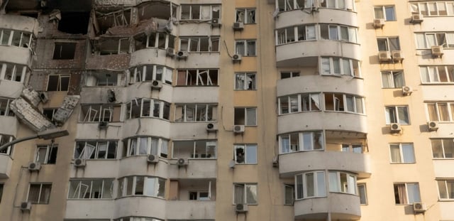 Immeuble endommagé après une attaque aérienne russe, le 6 juin 2025 à Kiev