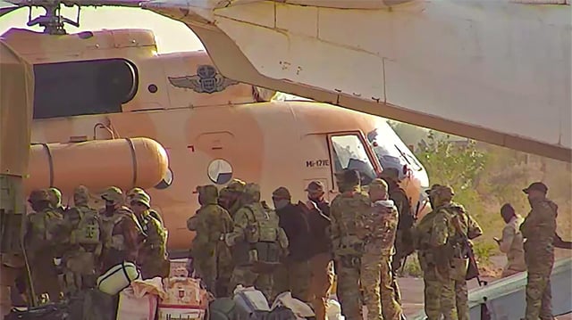 Russische Söldner steigen im Norden Malis in einen Hubschrauber.