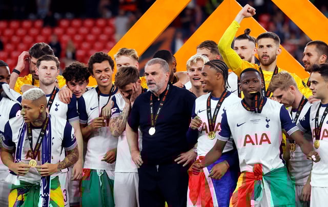 Soccer Football - Europa League - Final - Tottenham Hotspur v Manchester United - San Mames, Bilbao, Spain - May 21, 2025 Tottenham Hotspur manager Ange Postecoglou with his players ahead of the trophy lift after winning the Europa League Final REUTERS/Andrew Couldridge/File Photo