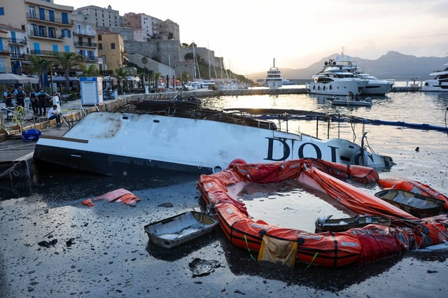 Le Catamaran «Dolce Vita», utilisé pour les excursions en mer, a été entièrement détruit par les flammes le mercredi 4 juin, dans le port de Calvi.  