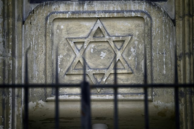 Un Palestinien soupçonné d'avoir agressé un rabbin à coup de chaise à Neuilly-sur-Seine, près de Paris, a été placé en hospitalisation sous contrainte après avoir initialement été mis en garde à vue