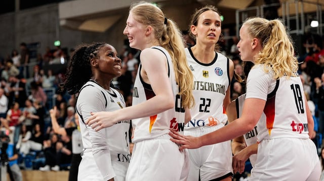 Alexis Peterson jubelt mit Frieda Mizzi Bühner über den deutlichen Sieg der deutschen Basketballerinnen im EM-Vorbereitungsspiel gegen die Türkei.