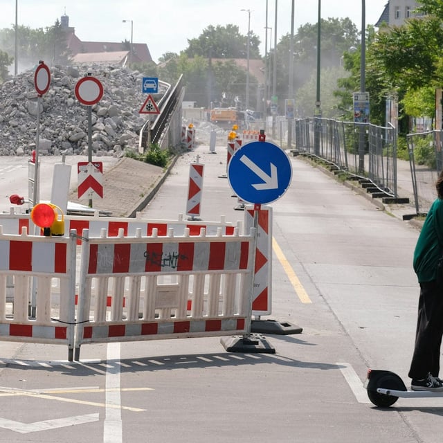 Autos dürfen an der Wuhlheide-Brücke wieder fahren.