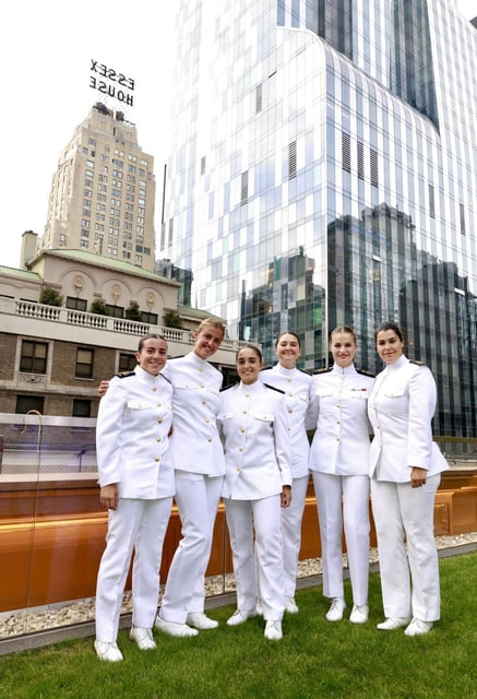 La Princesa Leonor, segunda por la derecha, con otras compañeras guardiamarinas, en Nueva York.