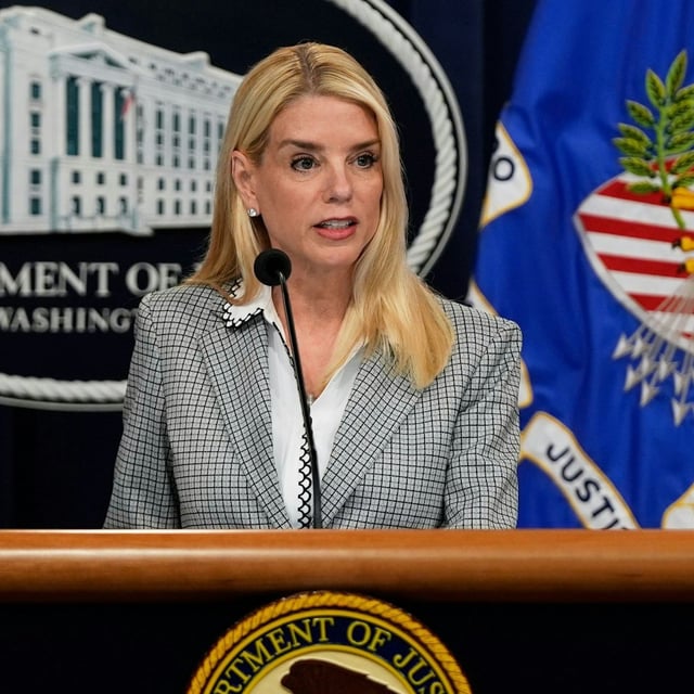Generalstaatsanwältin Pam Bondi spricht während einer Pressekonferenz über Kilmar Ábrego García im Justizministerium.