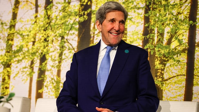 « Nous vivons à présent dans une nouvelle ère de la “Terre plate”. Certaines personnes essaient de nous convaincre, sans aucune preuve, que le climat est un canular. Ils veulent nous faire croire que 2 + 2 ne font pas 4 », confie John Kerry.