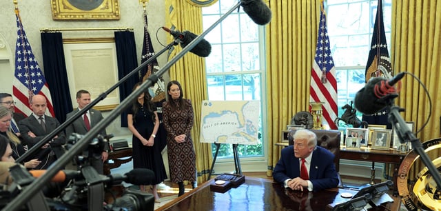 Donald Trump gibt vor US-Journalisten die Umbenennung des „Golfs von Mexiko“ bekannt
