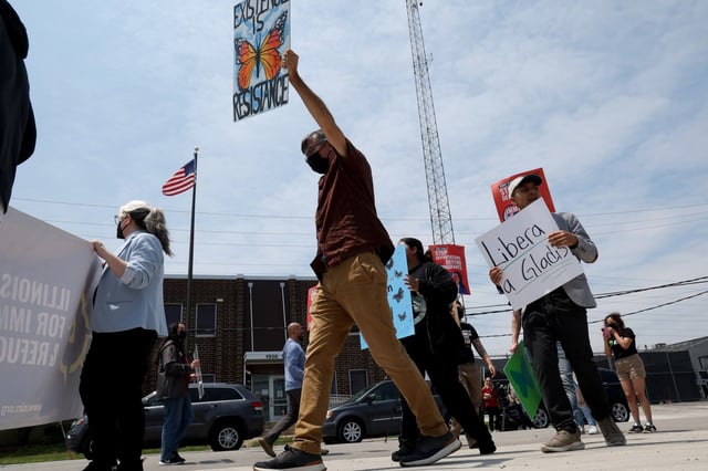 Community members and immigrant rights advocates gather outside the Broadview Immigration Processing Center on June 6, 2025, to demand the immediate release of Gladis Yolanda Chaves Pinedea. (Antonio Perez/Chicago Tribune)